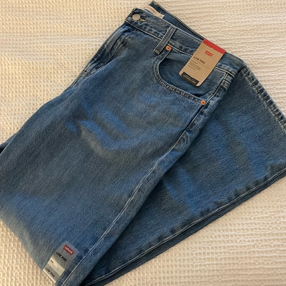 Levi’s straight leg jeans 32 New w/tags